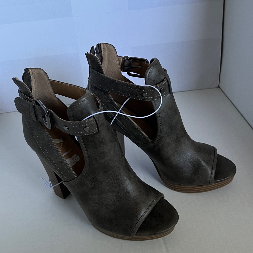 Report Grey Heeled Booties NEW size 6 1/2 M